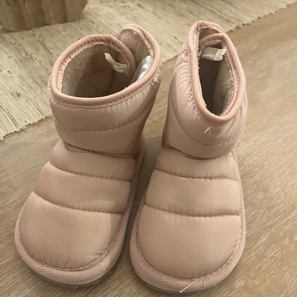 H&M girls toddler (4-5) winter boots w/ fur inside.